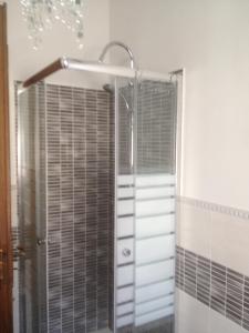 W łazience znajduje się prysznic ze szklanymi drzwiami. w obiekcie Villa Margherita w mieście Agnone Bagni