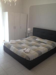 sypialnia z łóżkiem z dwoma ręcznikami w obiekcie Villa Margherita w mieście Agnone Bagni