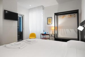 Postel nebo postele na pokoji v ubytování ParcoSantaTeresa Suites LOC-02279