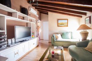 Telewizja i/lub zestaw kina domowego w obiekcie Apartamentos Jerez