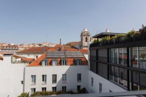 uma vista do telhado de um edifício em LovelyStay - Sunny Santa Catarina I em Lisboa