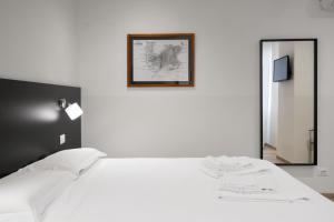 Postel nebo postele na pokoji v ubytování ParcoSantaTeresa Suites LOC-02279