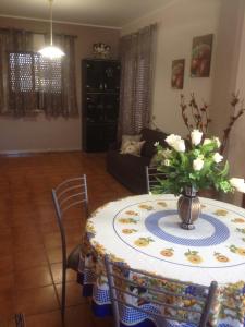 tavolo da pranzo con vaso di fiori di Villa Margherita ad Agnone Bagni