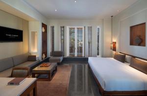 Ένα ή περισσότερα κρεβάτια σε δωμάτιο στο The Chedi Muscat