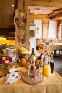 una mesa con botellas de zumo y fruta. en Herzlfassl, en Kolsassberg