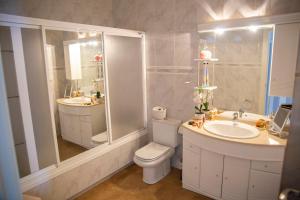Kúpeľňa v ubytovaní Casa La Fuentecilla + 23 fotografií
