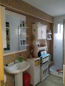Kuchyň nebo kuchyňský kout v ubytování Habitaciones privadas Alicante centro