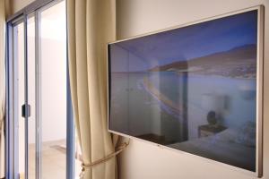 Televízia a/alebo spoločenská miestnosť v ubytovaní Premium VILLA Isabel 1