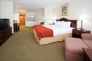 A bed or beds in a room at Baymont by Wyndham Belen NM