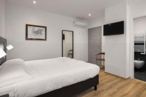 Postel nebo postele na pokoji v ubytování ParcoSantaTeresa Suites LOC-02279