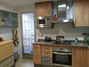 Kuchyň nebo kuchyňský kout v ubytování Habitaciones privadas Alicante centro