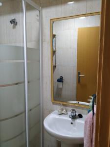 a bathroom with a sink and a mirror at Habitaciones privadas Alicante centro in Alicante