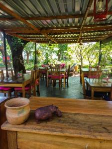 A restaurant or other place to eat at Kamunjila Lodge