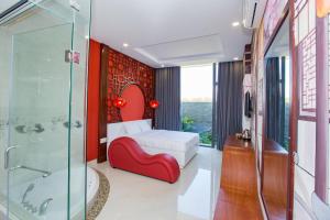 bagno con parete rossa e sedia rossa di Romely Hotel Nha Trang a Nha Trang