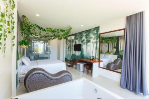 TV a/nebo společenská místnost v ubytování Romely Hotel Nha Trang