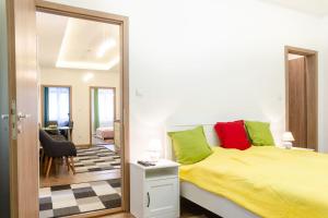 Cama o camas de una habitación en 3 En Suit bedroom flat in the main centre for 6ppl, 3BDR,3BTHR,AC
