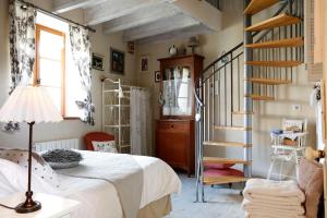 Giường trong phòng chung tại Maison d'Hotes à l'Ombre Bleue