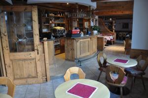 Lounge nebo bar v ubytování Albergo Dolomiti