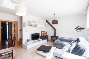 uma sala de estar com um sofá e uma televisão em Tu hogar en Burgos em Burgos
