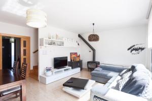 TV a/nebo společenská místnost v ubytování Tu hogar en Burgos