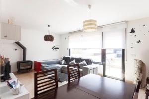 uma sala de estar com um sofá e uma mesa em Tu hogar en Burgos em Burgos