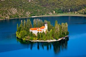 una casa en una isla en medio de un lago en Villa Kornati, en Tkon