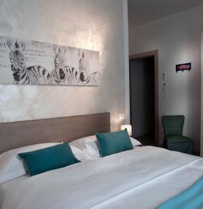Llit o llits en una habitació de Le Suites - di fronte Ospedale Sacro Cuore