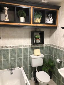 Bathroom sa Sandy Cove Bundoran Sea Views Free Wifi Netflix Luxurious Apartment