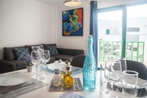 einen Tisch mit Brille und eine blaue Vase drauf in der Unterkunft Fuerteventura Park 4 in Costa de Antigua