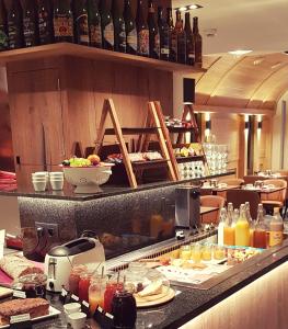 una línea de buffet con platos de comida en un restaurante en Hotel Botteltje en Ostende