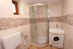 Koupelna v ubytování Holiday House San Pruti + 27 fotografií