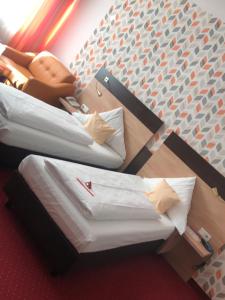 デュッセルドルフにあるHotel Cascade Superiorのベッド2台が隣同士に設置された部屋です。