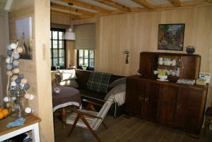 ein Wohnzimmer mit einem Sofa und einem Tisch in der Unterkunft Dzērves in Araiši