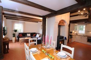 a living room with a dining table and a kitchen at Ferienwohnung Wildrose in Badbergen