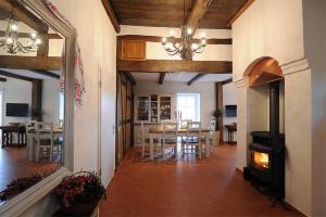 a living room with a fireplace and a dining room at Ferienwohnung Wildrose in Badbergen