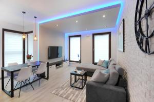 Televízia a/alebo spoločenská miestnosť v ubytovaní P&O Serviced Apartments Solec