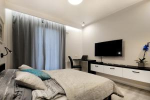 Televízia a/alebo spoločenská miestnosť v ubytovaní P&O Serviced Apartments Solec