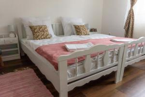 A bed or beds in a room at Servus Vendégház