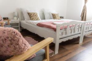 A bed or beds in a room at Servus Vendégház