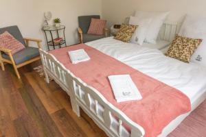 A bed or beds in a room at Servus Vendégház