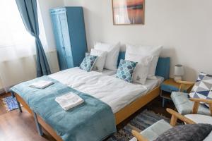 A bed or beds in a room at Servus Vendégház