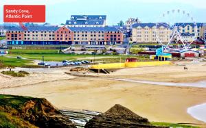 une ville avec une plage et une grande roue dans l'établissement Sandy Cove Bundoran Sea Views Free Wifi Netflix Luxurious Apartment, à Bundoran