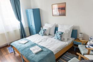 A bed or beds in a room at Servus Vendégház
