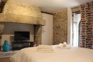 Una cama o camas en una habitación de Manoir du Moustoir - Hôtel Les Empreintes
