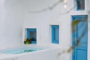 Bazén v ubytování Stoa Cave Villas nebo v jeho okolí
