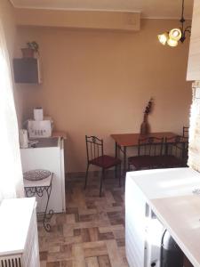 cocina con mesa, mesa y sillas en Centrum apartman, en Szolnok