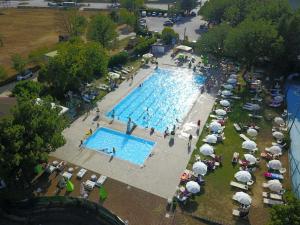 an overhead view of a swimming pool with a group of people at Le Coccole in Guardiaregia