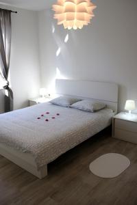 a bedroom with a bed with red roses on it at Apartments Plavi&Žuti in Zaboric