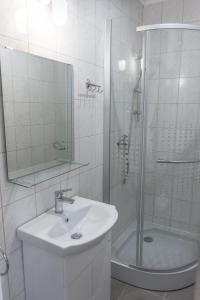 A bathroom at Servus Vendégház