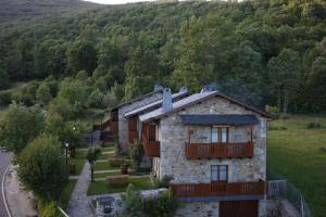 una vista aérea de una casa en las montañas en El Mirador de Sanabria, en Galende